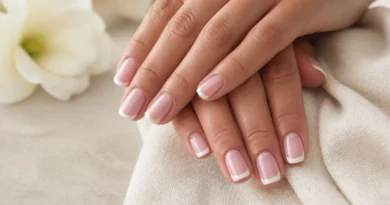 unhas minimalistas elegantes com rosa leitoso e francesinha fina