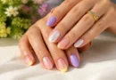 unhas para primavera com esmaltes lavanda, pêssego e francesinha amarelo-manteiga