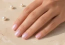 unhas peroladas em tom rosa claro com brilho suave e acabamento elegante