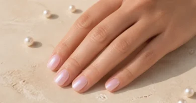unhas peroladas em tom rosa claro com brilho suave e acabamento elegante