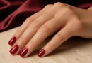 unhas vermelho-cereja brilhantes em manicure elegante e sofisticada