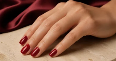 unhas vermelho-cereja brilhantes em manicure elegante e sofisticada