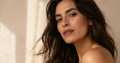 mulher adulta com pele de textura natural, boca rosada esfumada e cabelo solto com movimento