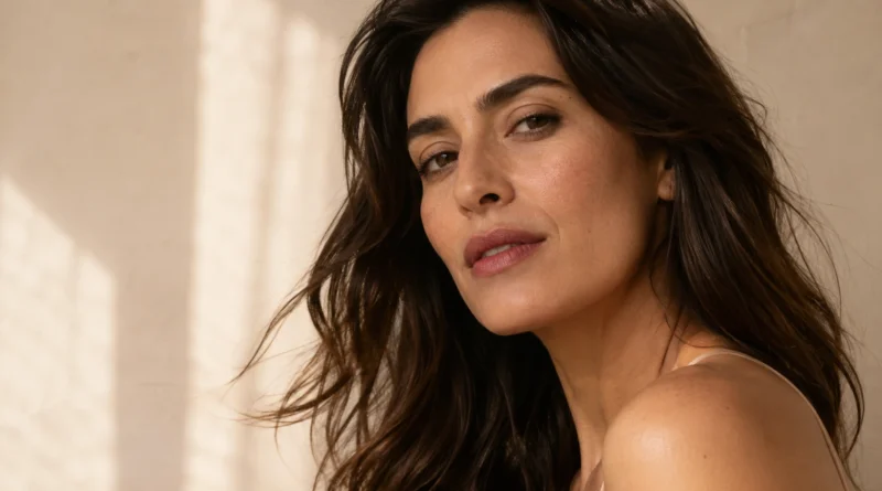 mulher adulta com pele de textura natural, boca rosada esfumada e cabelo solto com movimento