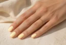 Butter yellow nails: por que o amarelo-manteiga virou o novo neutro das unhas unhas curtas em amarelo-manteiga cremoso com acabamento brilhante e elegante
