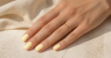 unhas curtas em amarelo-manteiga cremoso com acabamento brilhante e elegante
