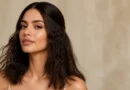 mulher com cabelo castanho de textura frisada suave e acabamento moderno