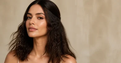 mulher com cabelo castanho de textura frisada suave e acabamento moderno