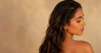 mulher com cabelo castanho escuro penteado para trás sem risca e acabamento brilhante