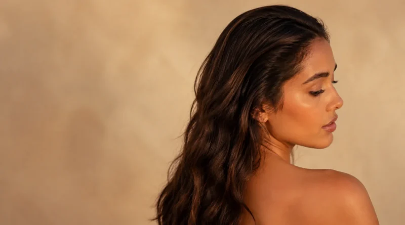 mulher com cabelo castanho escuro penteado para trás sem risca e acabamento brilhante