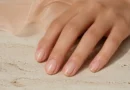 unhas curtas com francesinha de linhas finas em rosa queimado e coral suave