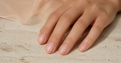 unhas curtas com francesinha de linhas finas em rosa queimado e coral suave