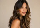 mulher com cabelo castanho de mechas chunky caramelo marcadas e acabamento moderno