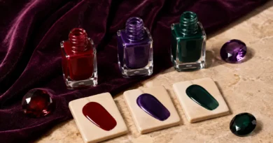 esmaltes sem marca em tons rubi, ametista e esmeralda com amostras de cores de joia