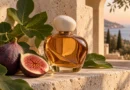 perfume de figo em frasco sem marca ao lado de folhas de figueira e figos maduros sobre pedra clara