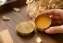 perfume sólido em balm dentro de latinha dourada sem marca