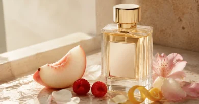 frasco de perfume sem marca entre pêssego, frutas vermelhas e flores em composição editorial