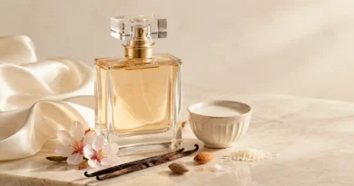 Perfumes lactônicos: o que são e como escolher uma fragrância cremosa frasco de perfume sem marca ao lado de leite, baunilha e flores brancas em composição editorial