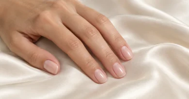 mãos com soap nails rosadas, translúcidas e muito brilhantes em luz natural