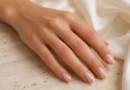 unhas nude com pequenos detalhes de foil dourado em acabamento elegante