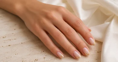 Unhas com foil: o detalhe metalizado que deixa a manicure mais interessante unhas nude com pequenos detalhes de foil dourado em acabamento elegante