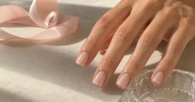 unhas quadradas curtas com esmaltação nude rosada e acabamento brilhante