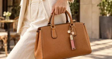 batom com chaveiro preso a uma bolsa elegante como acessório de moda