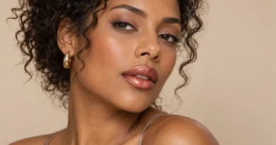 Batom metalizado: como usar o brilho metálico na maquiagem Mulher usando batom metalizado cobre rosado com maquiagem elegante.