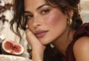 mulher usando blush figo em tom de rosa queimado e malva