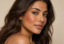 Blush terracota: como escolher o tom certo para sua pele Mulher de pele morena com blush terracota esfumado nas bochechas.
