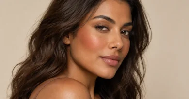 Mulher de pele morena com blush terracota esfumado nas bochechas.