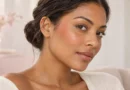 O blush agora sobe pelo rosto — entenda a aplicação vertical vista nas passarelas mulher usando blush rosa aplicado verticalmente das bochechas às têmporas