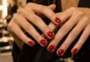 Boyfriend nails: a tendência das unhas borradas de propósito que apareceu na passarela Boyfriend nails com esmalte vermelho borrado de propósito ao redor das unhas.