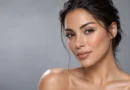 mulher com delineado prateado gráfico e maquiagem de pele natural