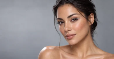 O delineado voltou a querer atenção com prata, cobalto e verde mulher com delineado prateado gráfico e maquiagem de pele natural
