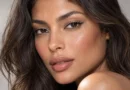 modelo com delineado prata fino e maquiagem leve de inspiração editorial