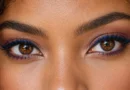 Maquiagem eyemaxxing com delineado azul destacando olhos castanhos.