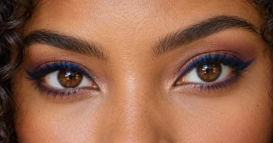 Maquiagem eyemaxxing com delineado azul destacando olhos castanhos.