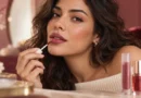 mulher usando lip tint berry com acabamento natural e luminoso