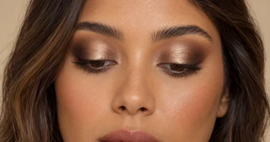 Pálpebra luz: como fazer a maquiagem que ilumina o centro dos olhos Maquiagem pálpebra luz com sombra champanhe no centro e marrom esfumado nos cantos dos olhos.
