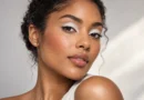 mulher usando sombra branca suave e luminosa nas pálpebras