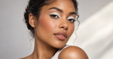 mulher usando sombra branca suave e luminosa nas pálpebras