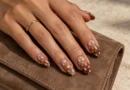 As unhas Bambi transformam o animal print em uma manicure marrom delicada Unhas Bambi com degradê marrom e manchas brancas irregulares