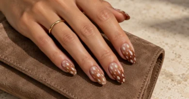 Unhas Bambi com degradê marrom e manchas brancas irregulares