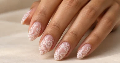 Unhas de renda: a nail art delicada que transforma desenhos em bordados Unhas de renda branca sobre base nude com desenhos delicados que lembram bordados.