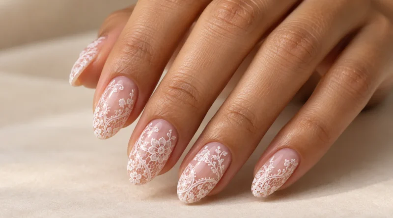 Unhas de renda: a nail art delicada que transforma desenhos em bordados Unhas de renda branca sobre base nude com desenhos delicados que lembram bordados.