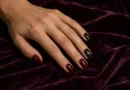 unhas de Halloween elegantes em vinho, preto e dourado