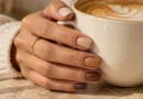 Unhas latte transformam o marrom claro em uma manicure cremosa e elegante Unhas latte em tons de café com leite, cappuccino, caramelo e mocha