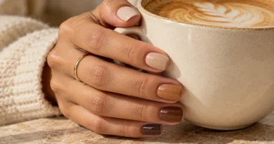 Unhas latte em tons de café com leite, cappuccino, caramelo e mocha