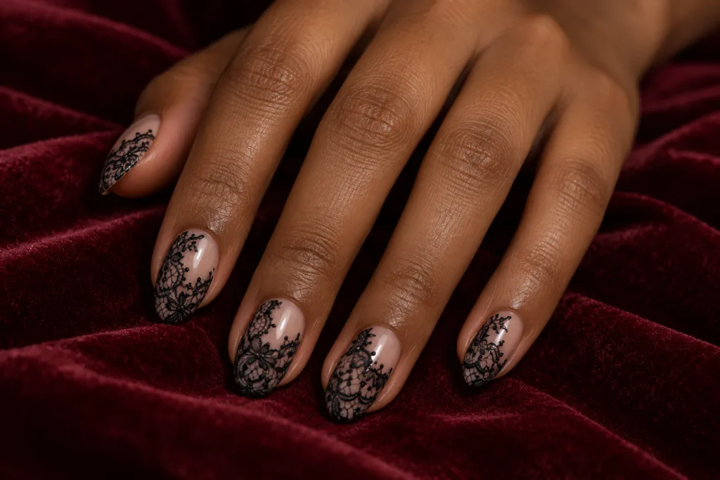 Unhas de renda: a nail art delicada que transforma desenhos em bordados Unhas rendadas pretas sobre base translúcida em estilo dark romance.